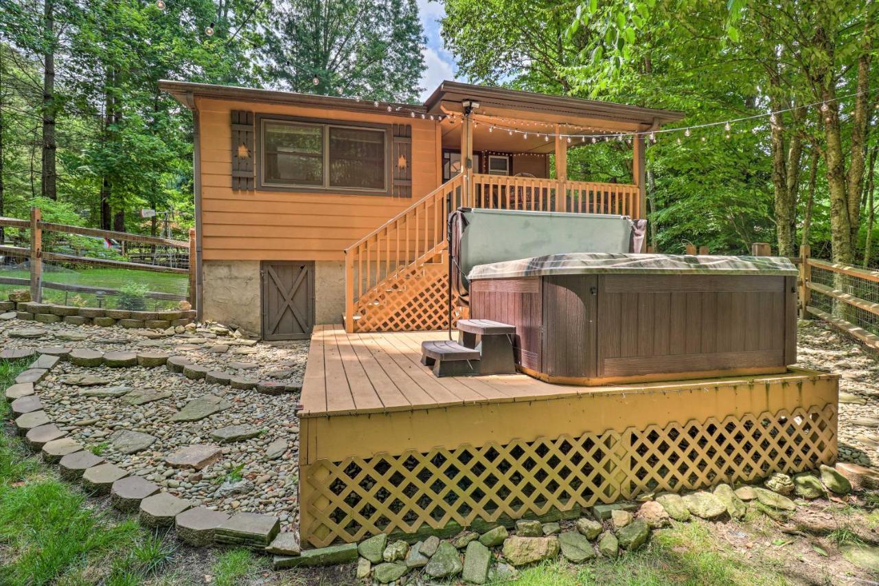 Vintage Creekside Cottage With Hot Tub And Grill! Maggie Valley Exterior foto