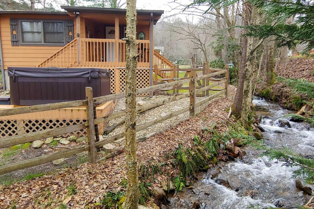 Vintage Creekside Cottage With Hot Tub And Grill! Maggie Valley Exterior foto