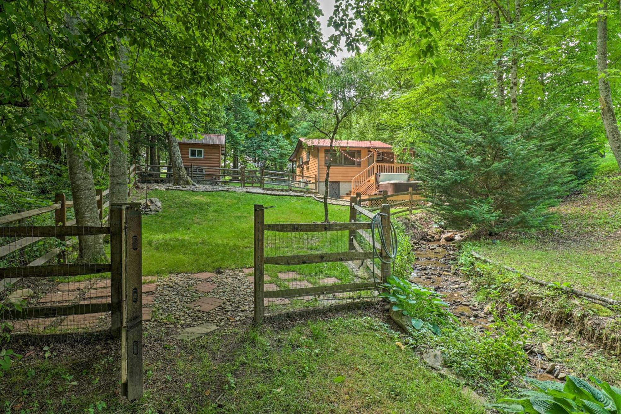 Vintage Creekside Cottage With Hot Tub And Grill! Maggie Valley Exterior foto