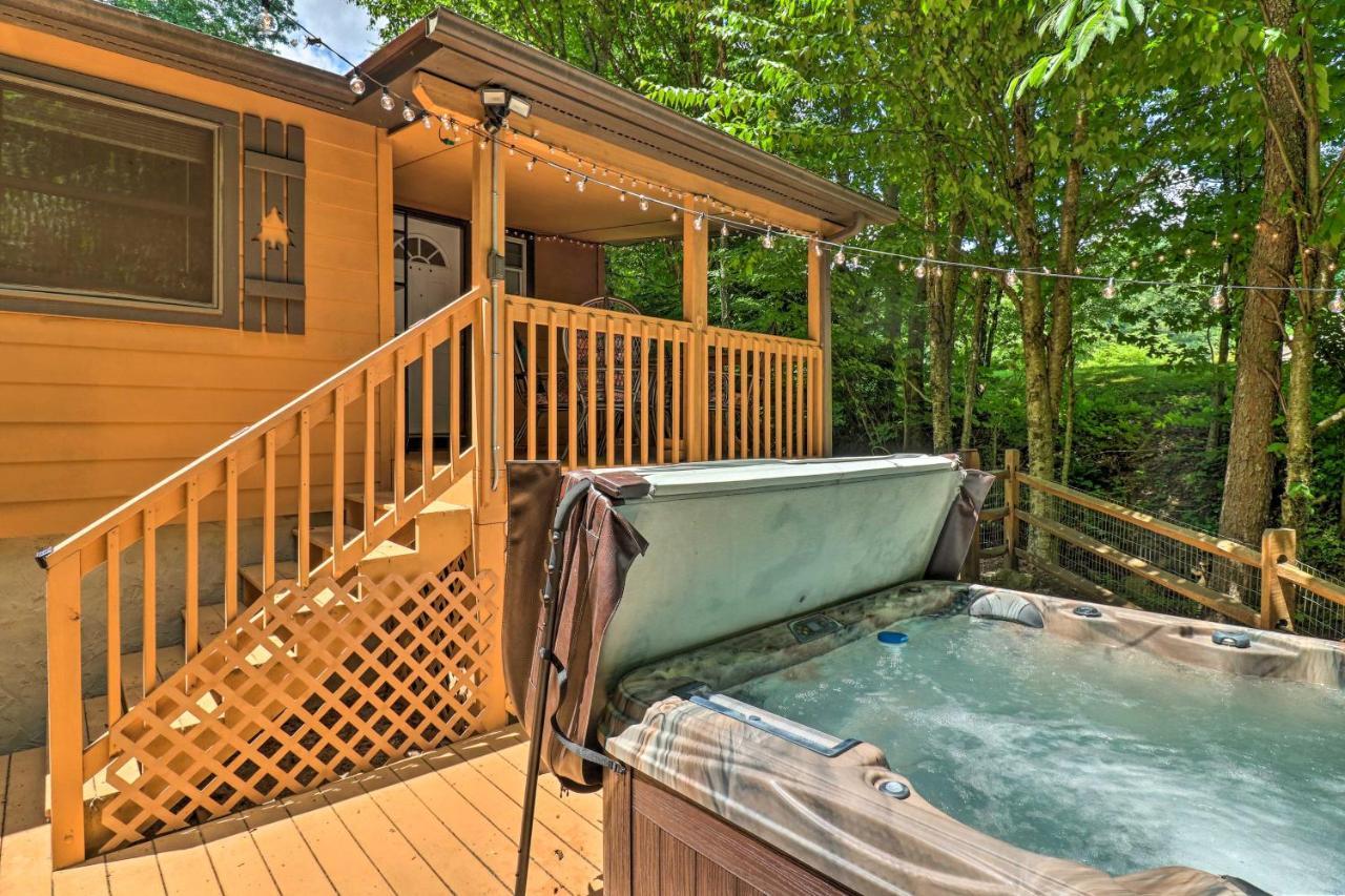 Vintage Creekside Cottage With Hot Tub And Grill! Maggie Valley Exterior foto